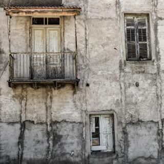 Buy an abandoned house in Italy